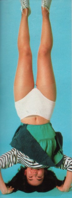 逆立ちパンチラ